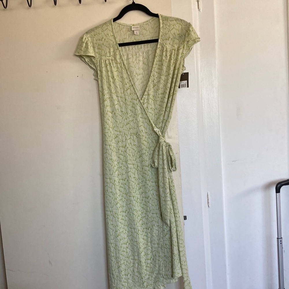 Dress. Below knee length. Polyester/Spandex.  green/white. Wraparound belt.